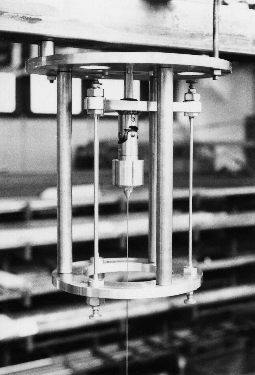 Foucaultsche Pendel Aufh�ngung